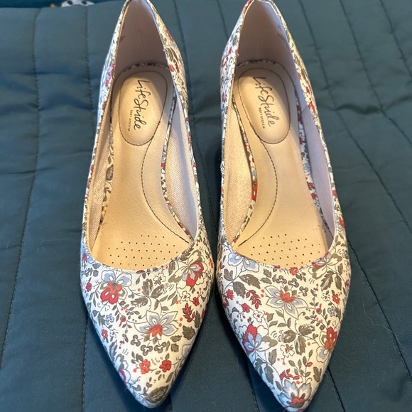 Life Stride Sevyn Floral Pumps - Size 9 Wide - Picture 6 of 7